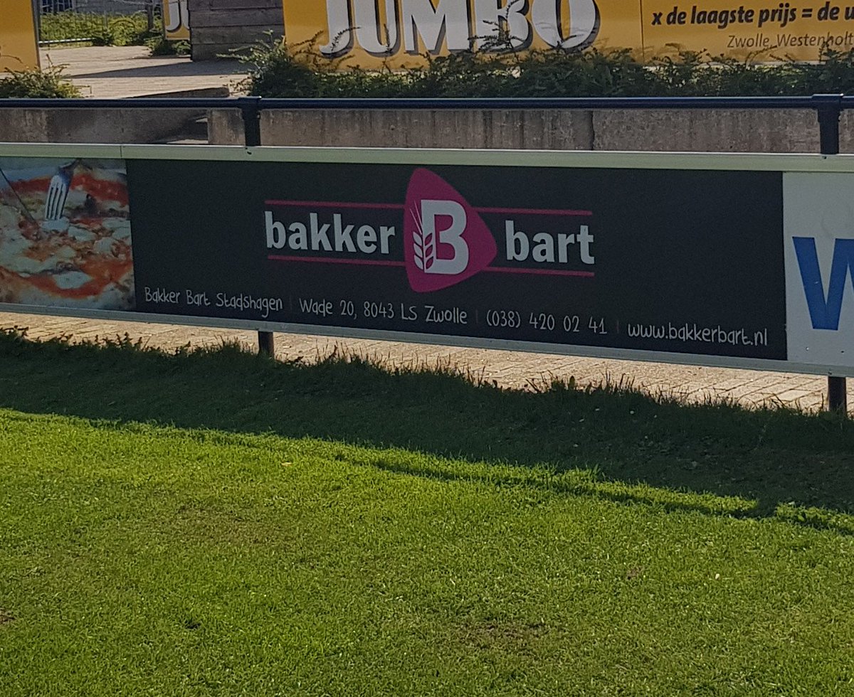 Nieuw reclamebord op het hoofdveld <a href="/vvwvf/">WVF</a> van <a href="/BBartStadshagen/">Bakker Bart</a> #groeisponsoring
