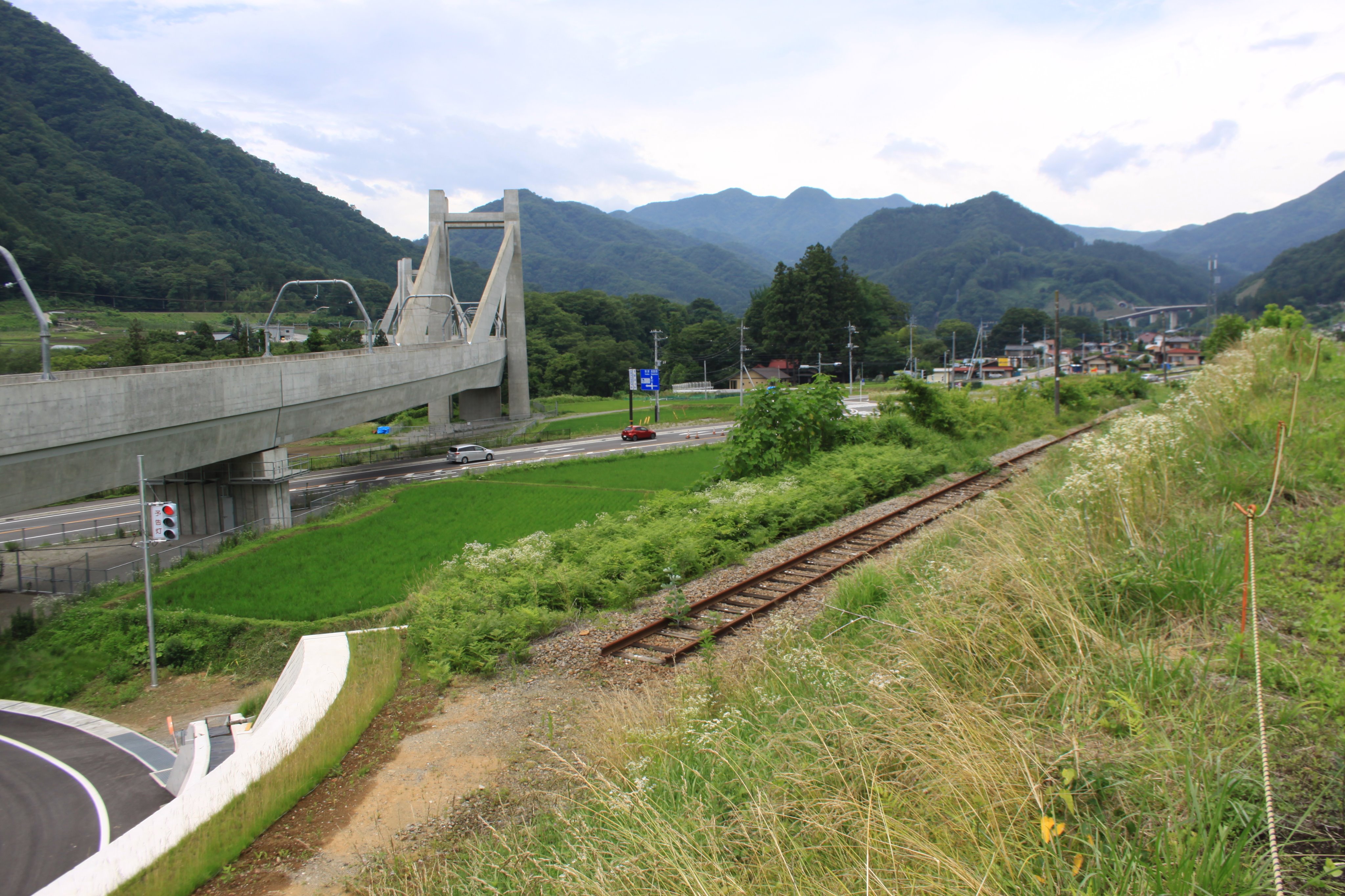 臨時急行 軽井沢 16年7月吾妻線岩島付近 吾妻線旧線廃線跡 岩島駅 115系交換 アプトの痕跡が見える踏切 新旧分岐点を唸る115系 お気に入りの場所でした T Co 7kk8xkp5hv Twitter