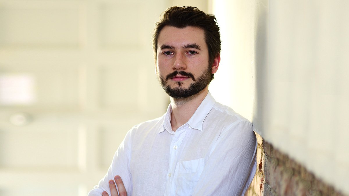 Das Foto zeigt den jungen Mann, der selbstbewusst in die Kamera schaut.