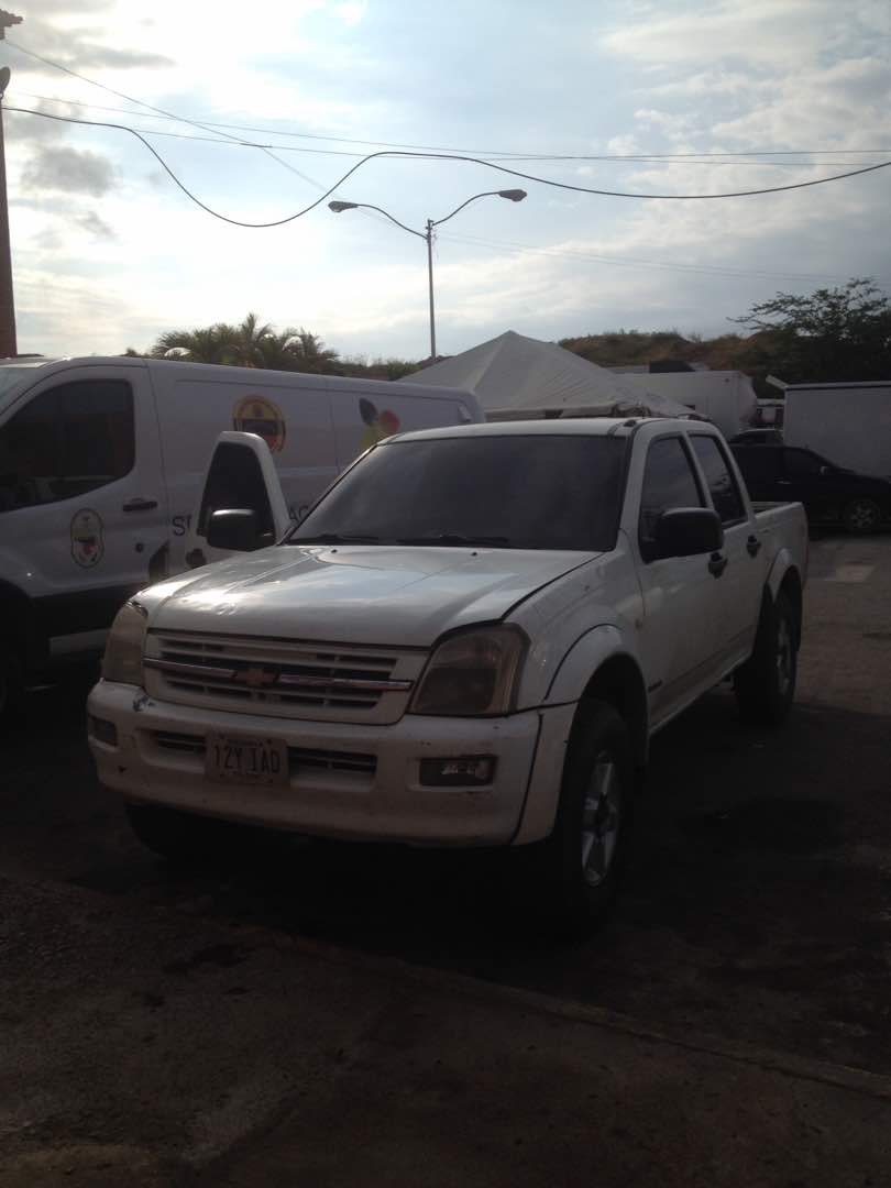 enlaccicpc_intt's tweet image. #CICPC-INTT Cumaná, en conjunto con el Eje de Investigación de Vehículos, logró la aprehensión de dos ciudadanos y la recuperación del siguiente vehículo SOLICITADO, Marca Chevrolet, Modelo Luv, color blanca, placas 12Y IAD. @DouglasRicoVzla @PRENSACICPC @CICPCPREVENCION