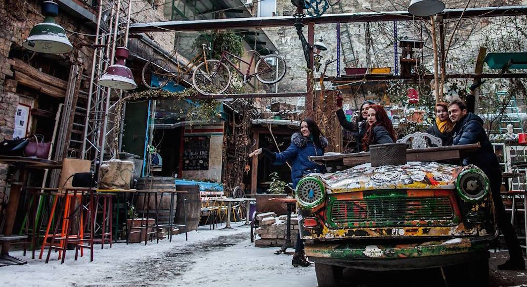 Руин бар будапешт венгрия. Ruin bars в будапеште. Руинные бары будапешт. Szimpla bar budapest. Руина бар будапешт.