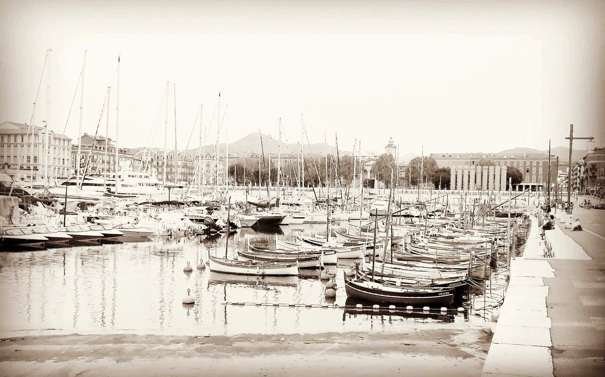 NicLeonhardt's tweet photo. I've always been fascinated by harbours. They allow me to arrive &amp; to leave as I prefer. Wherever I' m traveling, #ports are on my list. In an ideal world, they'd be locations of choice for everyone. Colourful, not b/w. #portofNice #equality https://t.co/BZYamammns