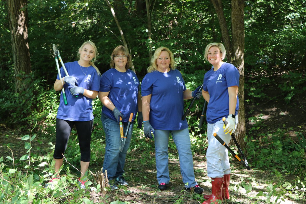IUHealthECR's tweet image. The crew at Rotary Park is calling it a day. They put in a year's worth of sweat equity today. @erictharp @RStevensIUH @KelliVannatter @DonnaBarttrum #DaysOfService