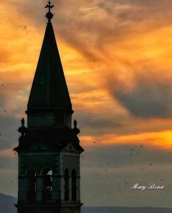 Marybonabona's tweet photo. La danza delle rondini prima di migrare
Come le rondini, i miei pensieri volano e hanno bisogno di libertà..@galloforcello2
#belluno #sunset #visitveneto #everyday_click https://t.co/HJs6DOat7B