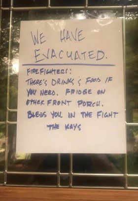 newsyCaitlin's tweet photo. This picture sums up how awesome Utahns are...so thankful for the hard work of firefighters! This note was posted on the door of an evacuated Covered Bridge Canyon home. #PoleCreekFire #BaldMountainFire
Follow @jedboal & @SeanMoodyKSL for continuing coverage #KSLTV @KSL5TV https://t.co/qv5zOltbIp