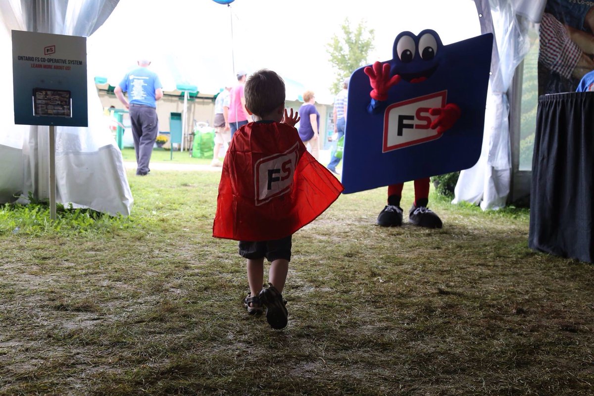Central_ON_FS's tweet photo. Well, that's a wrap at the @GROWMARK_ONT at the @outdoorfarmshow - to all those superheroes that came by, thanks for visiting #FSSystem #AGRIS #CountyFarmCentre #Durham #FSPARTNERS #GreatLakesGrain #HuronBay #Lucknow #NorthWellington #UPIEnergy #Wanstead #FSsie #FSsuperheroes https://t.co/qA1O6D6mh8