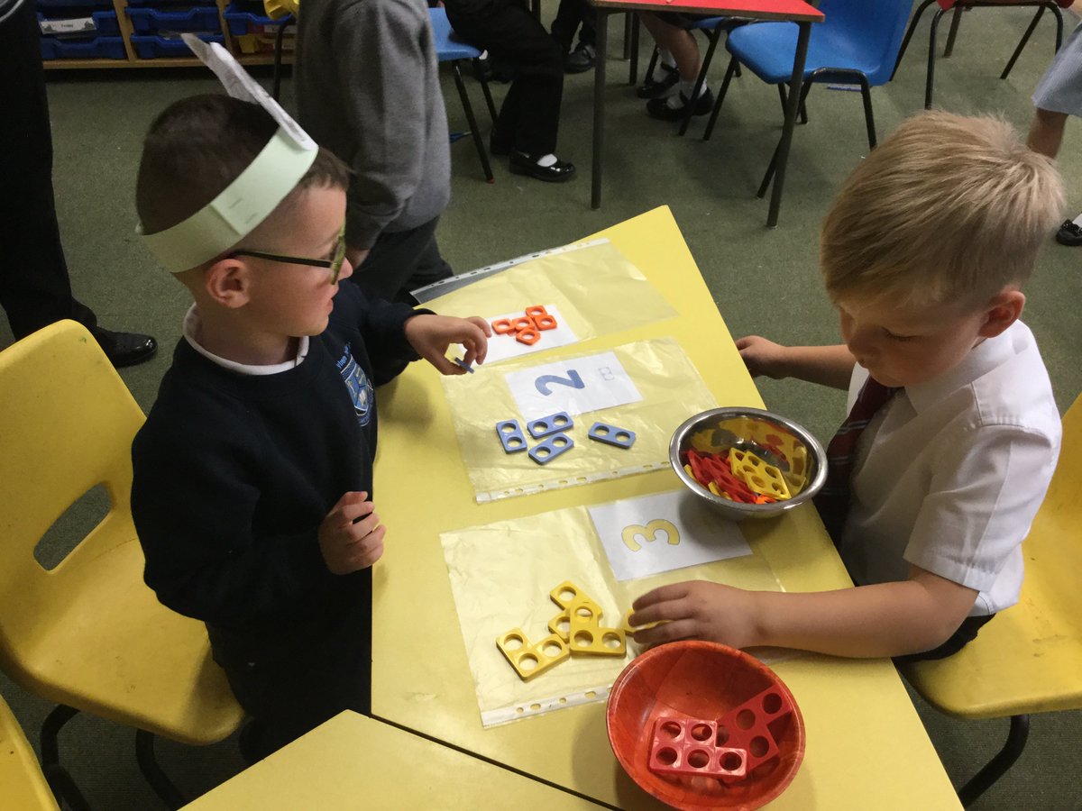 GoodlyburnPS's tweet image. This week Primary 1&apos;s number of the week has been 4. There has been lots of fantastic number work with recognising, sorting and counting whilst using numicon. @Numicon #numicon #developingstrategies #skills #learningthroughplay #activelearning