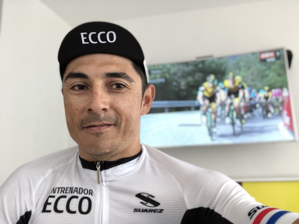 JfgEcco's tweet photo. Pegado a la tele con @victorhugopenag @mario_sabato #LaVueltaxESPN https://t.co/XVeDE0mAqB