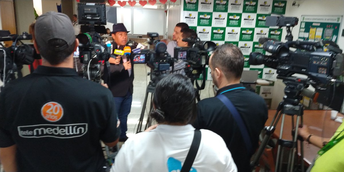SaulUsuga's tweet photo. #NoALaDiscriminaciónRacialIndigenaenelFútbol Rueda de prensa  de rechazo frente a las declaraciones racistas y discriminatorias contra los pueblos indígenas del Técnico del Once Caldas Hubert Bodhert. Dimayor no sanciona con el mismo rasero. @Dimayor https://t.co/YuYzvdsPez