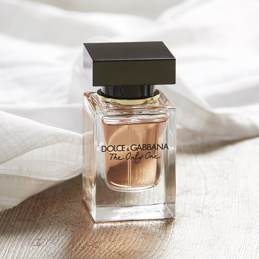 ThePerfumeShop's tweet photo. A combination of violet and coffee gives life to an enchanting floral scent, we just can't get enough of the new Dolce &amp; Gabbana The Only One for her. Shop now https://t.co/PA2SeWJpLj https://t.co/jukkekvxCp
