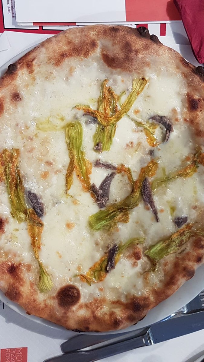 ella_vit's tweet photo. #pizzaromanaday da #MOMA e ho detto tutto! 😍🍕  #Agrodolce https://t.co/I8eO4xcI2u