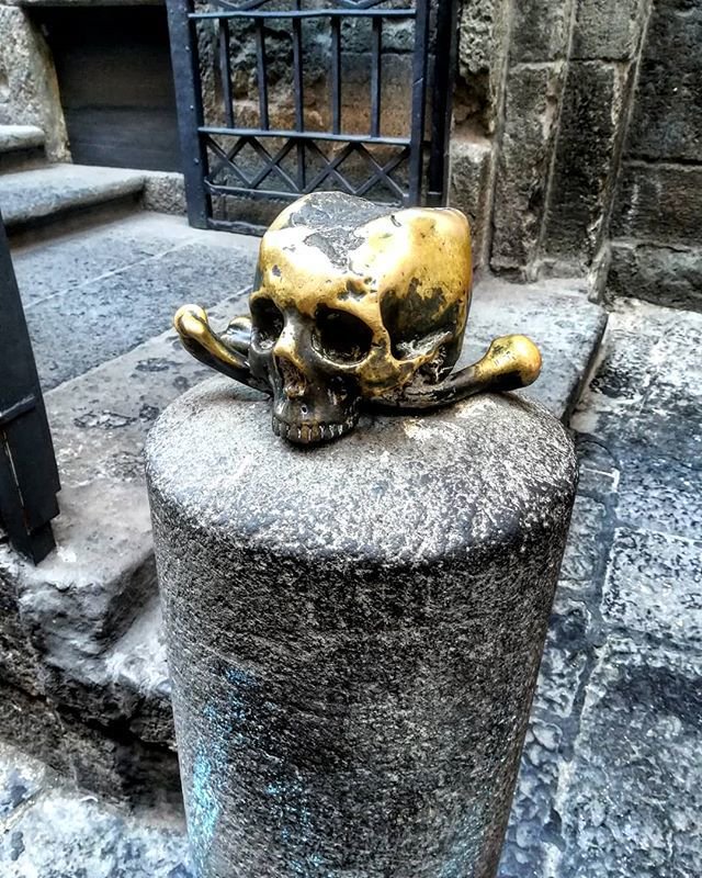 il teschio disegnato da #CosimoFanzago nello spazio antistante alla Chiesa del #PurgatorioadArco