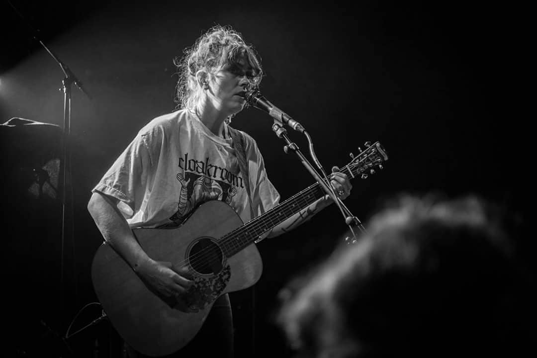 Emma Ruth Rundle, Le Trabendo Paris, 12/7 2018 .

On Dark Horses,  released today
open.spotify.com/album/1vcWwbIr…

emmaruthrundle.bandcamp.com/album/on-dark-…
worldwide.
hellomerch.com/collections/em….
EU/UK
sargenthouse.awesomedistro.com/artists/emma-r…
emmaruthrundle.com
#emmaruthrundle #sargenthouse #liveportrait  #recordrelease