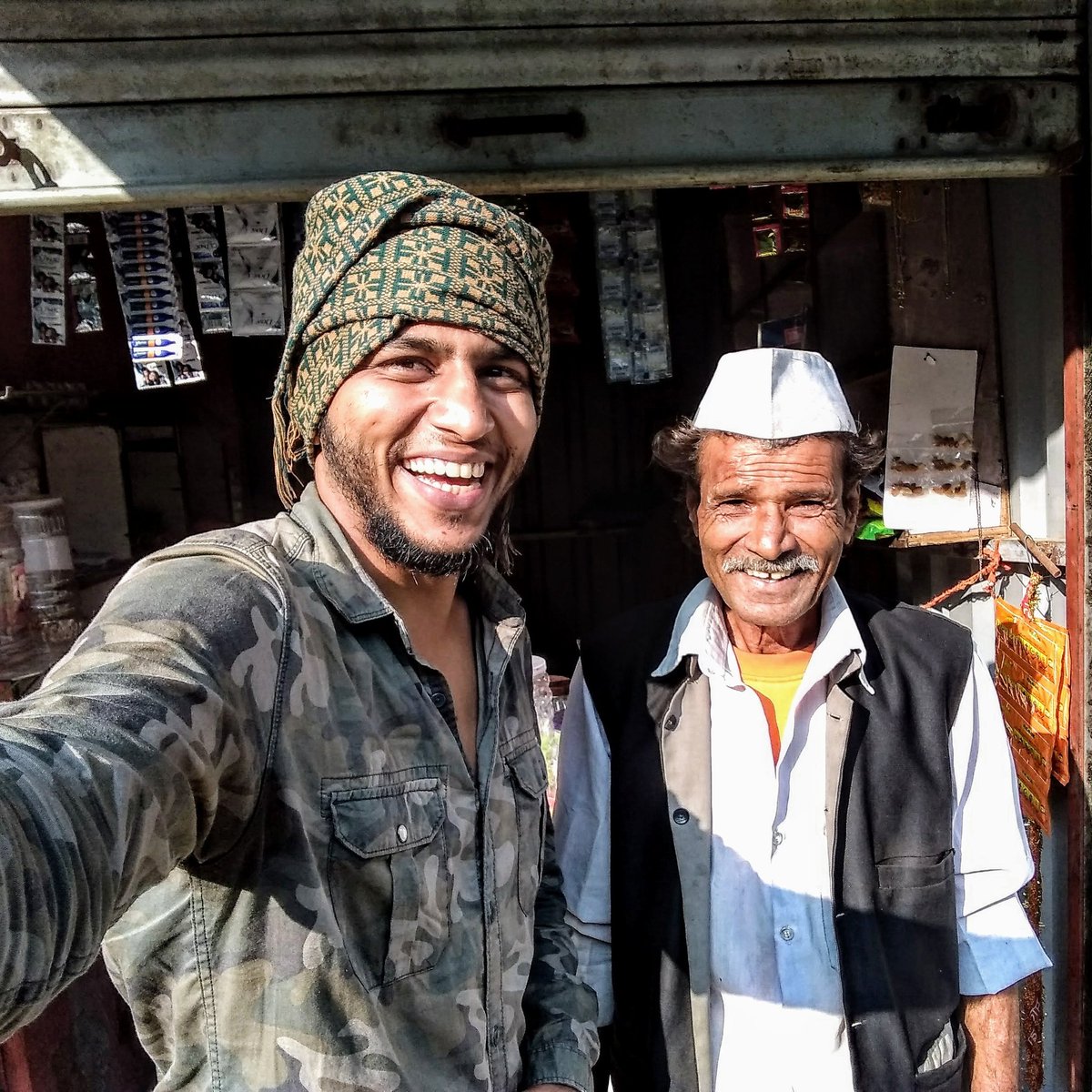 gautam_vaishnav's tweet photo. Is he matching my Smile?
.
.
I day is wasted if you don't laugh😂😂😂😂
.
.
Uncle ki story thodi legal wali nahiye 😎😎😎😎
#trek #trekraw #travel #stranger #traveling #backpack #backpackin #backpavker #adventurous #adventure #campraw #tracial https://t.co/kgGUfyW8km