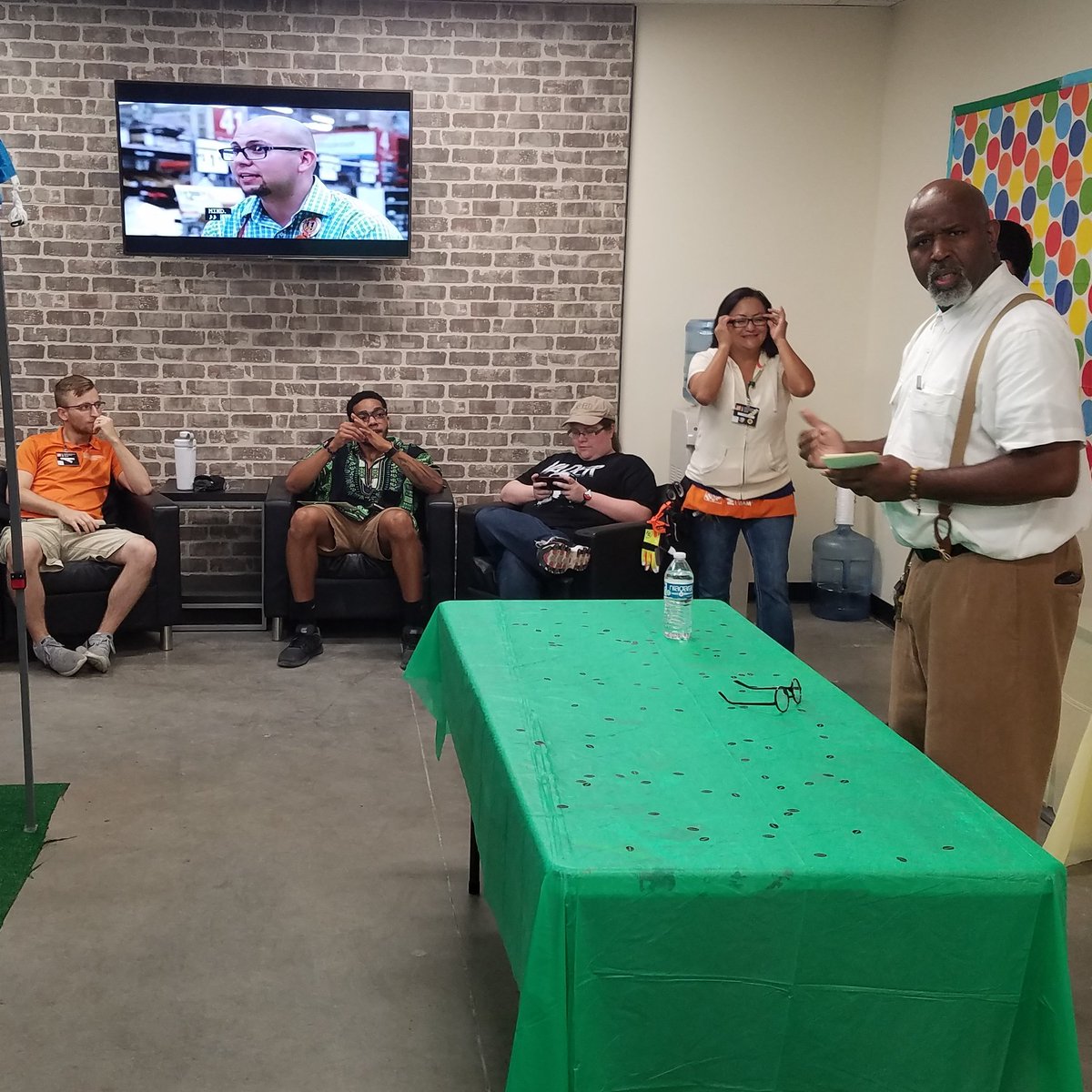 LowesMSMLindsay's tweet photo. ASM Derren may not like having his picture taken, but thank you for recognizing MET associates during our Nerd Day Success Sharing celebration. #SuccessSharing #OneTeam #oneHomeDepot @silverlakedepot @MirandaTHDD7 @dontamcam @JillEkstrom02 https://t.co/9PXImgDEPz