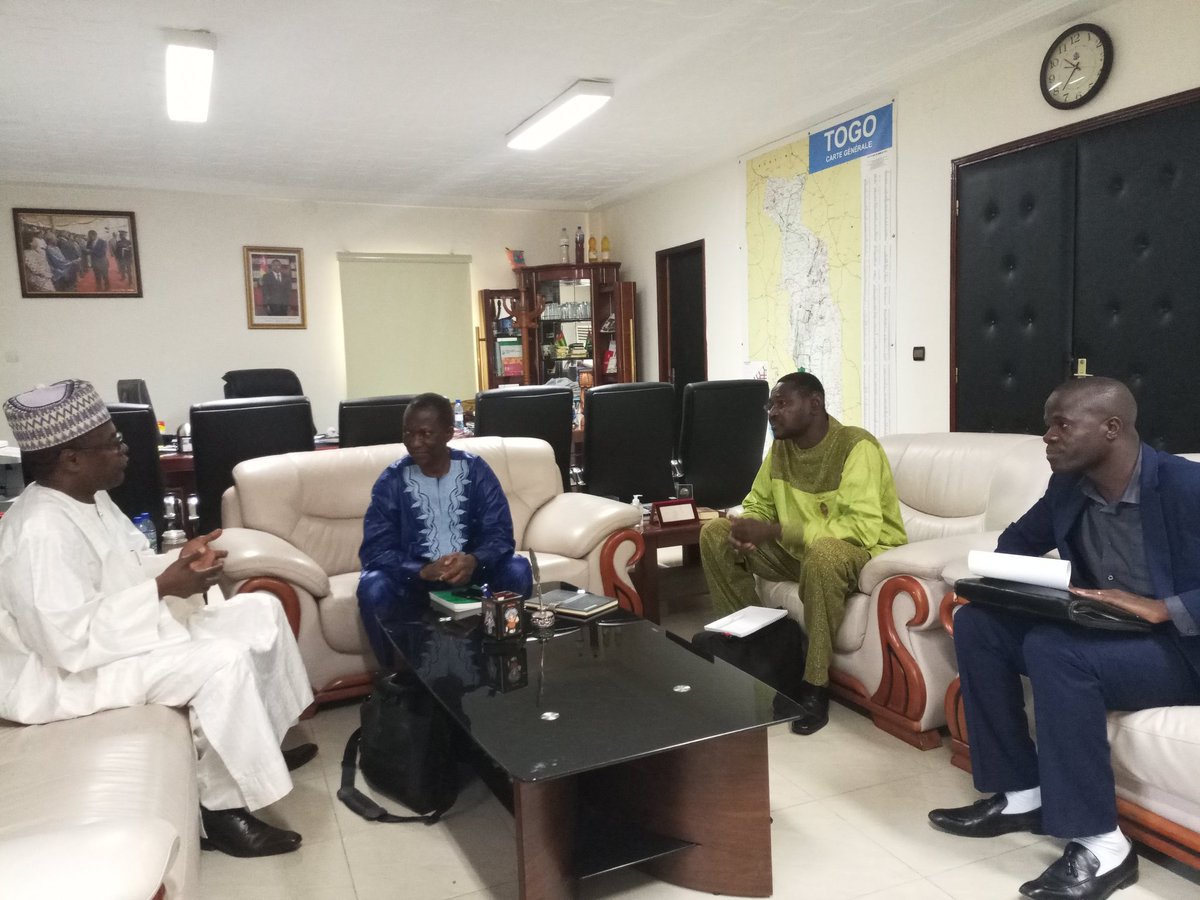 CILSSinfos's tweet photo. Le Secrétaire Exécutif du #cilss en entretien avec le Ministre de l'Agriculture, de l'Elevage et de la Pêche, Ministre de tutelle au #TOGO en présence du Secrétaire Permanent du #conacilss et du Coordinateur du Programme Sécurité Alimentaire @MahalHamadoun https://t.co/AppSjjCSnE