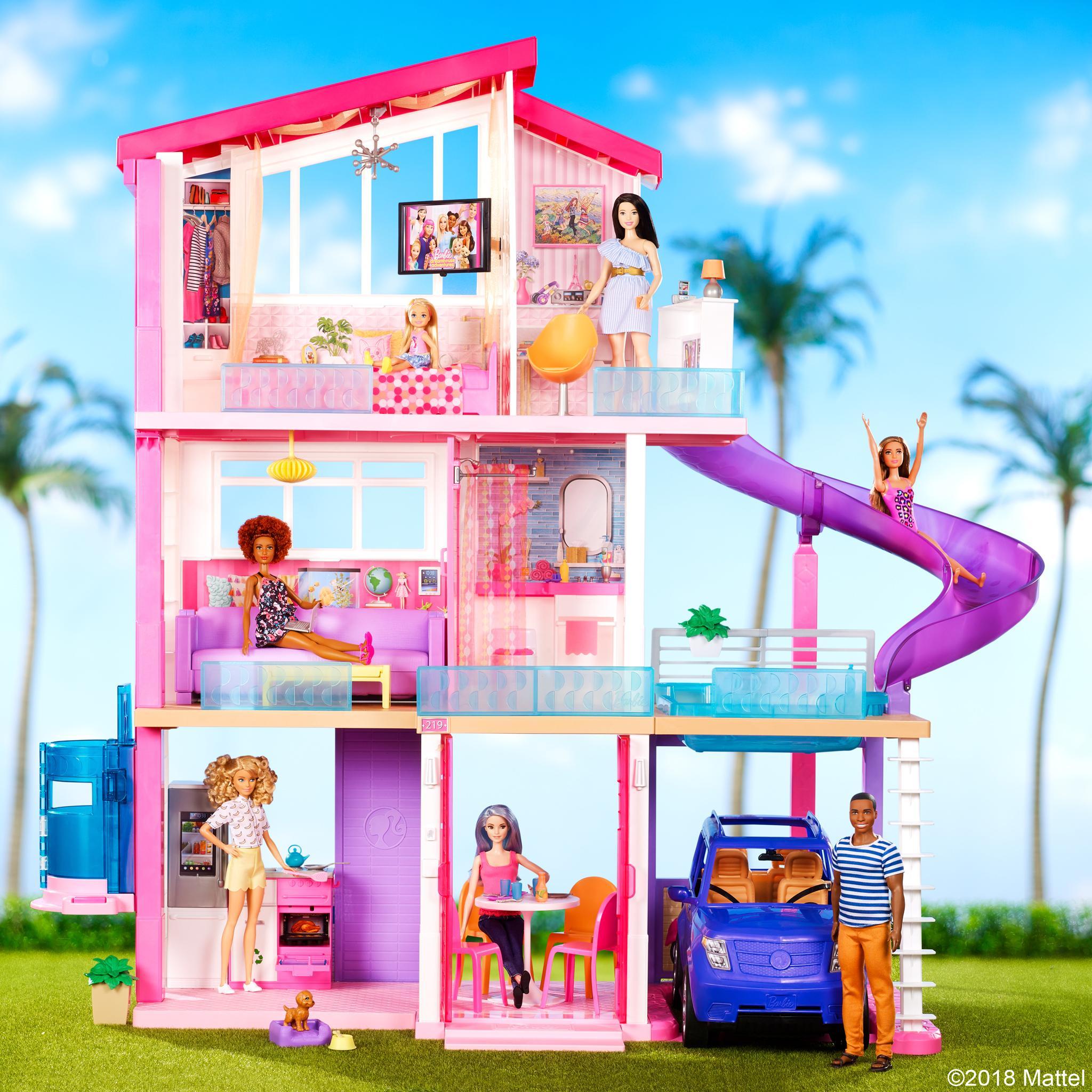 Барби дом взломка. Барби Дрим Хаус 2018. Домик для кукол Барби Дрим Хаус. Дом мечты Барби Дрим Хаус 70 аксессуаров. Маттел домик для Барби.