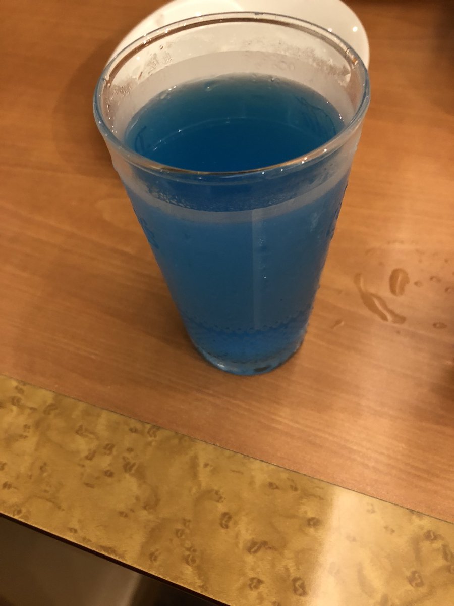 初対面の人に青い飲み物を勧められても飲まないように 席を立った隙にグラスに何か入れられている人を見かけた話 Togetter