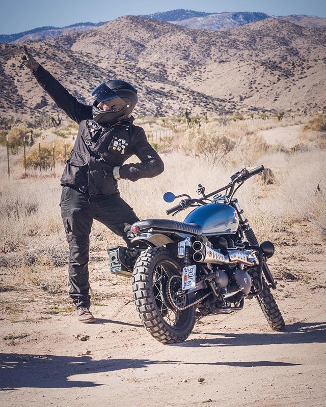 BloodBrosInc's tweet photo. “Got the wings of heaven on my shoes - I'm a dancin' man and I just can't lose.”🕺🏻🌵 #stayinalive #beegees #triumph #mrpixelhead_rgb #bonneville #joshuatree #scrambler #justgo #tgif https://t.co/TpxMQrlHBG https://t.co/dPg48ypAMB