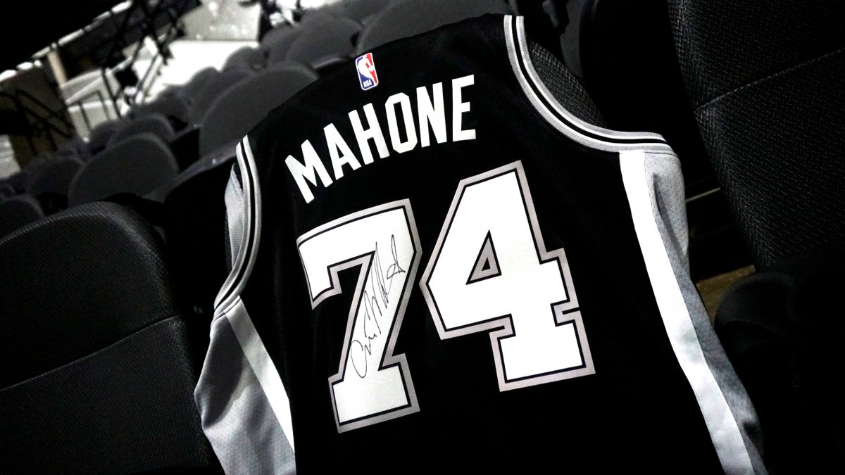 spurs's tweet photo. Happy #FanFriday!

Retweet, like and comment for a chance to win a signed @AustinMahone Spurs jersey. #GoSpursGo https://t.co/vPvWWSKBQD