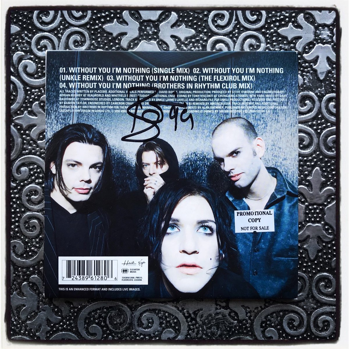 PlaceboFansUK's tweet photo. Without You I’m Nothing - Promo CD - Signed by David Bowie #Placebo #DavidBowie #BrianMolko #StefanOlsdal #Bowie #DavidBowieAutograph #Bowie1999 #WithoutYouImNothing #TickTock #Placebo1999 #Placebo20 #20YearsOfPlacebo #PlaceboFansUK #PlaceboCollection #PlaceboPromo #Autograph https://t.co/hk9WtVoebt