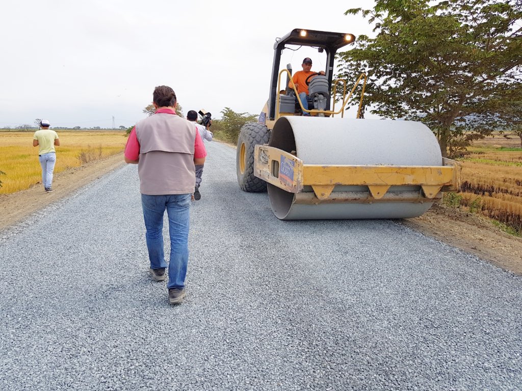 jimmyjairala's tweet image. Avanza el doble tratamiento superficial bituminoso de la vía que une a Zapán con Margarita, corazón de la producción arrocera de Samborondón. @PrefecturGuayas @verollagunoec @MuniSamborondon @cendemocratico