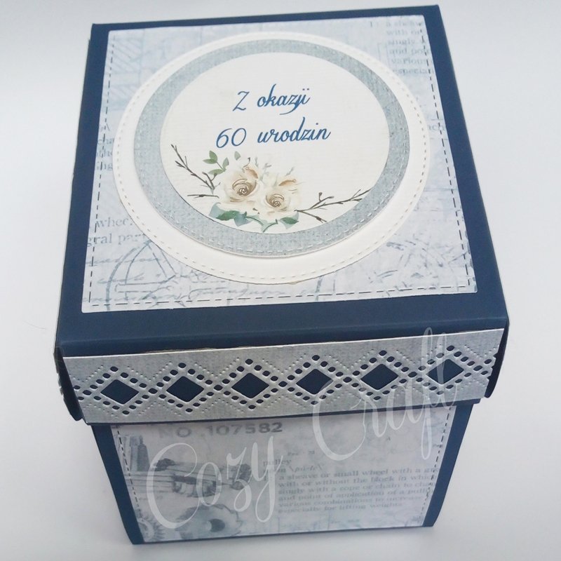 CozyCraft_pl's tweet image. Exploding box z gramofonem jako pomysł na urodzinowe pudełko dla mężczyzny z okazji 60 urodzin.
#rękodzieło #handmade #explodingbox #urodziny #retro