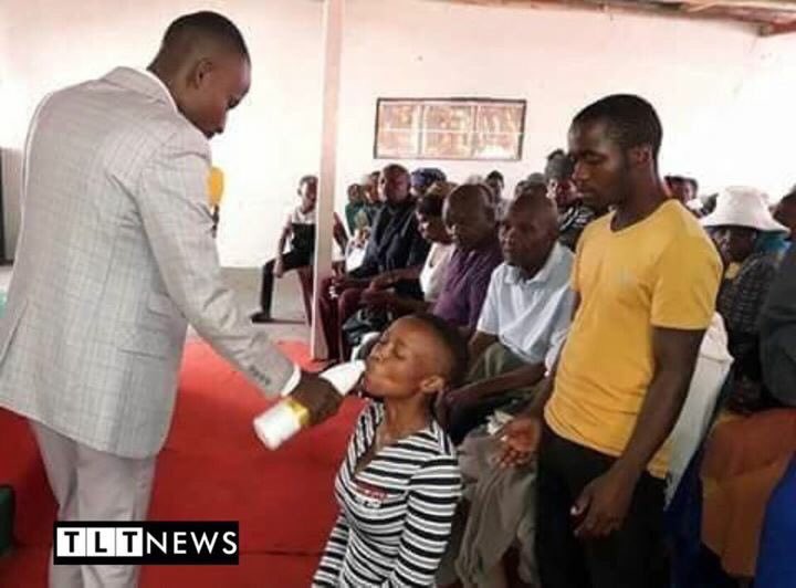 swahilitimes's tweet photo. Rufus Phala, anayejinasibu kama Nabii katika kanisa lake la AK Spiritual Church, akiwanywesha sabuni ya kutoa madoa aina ya JIK wafuasi wake nchini Afrika Kusini. Rufus amewahi kuwanawisha wafuasi hao kwa sabuni ya Dettol akisema inawaondolea dhambi. https://t.co/u9Yy1w0Eqy