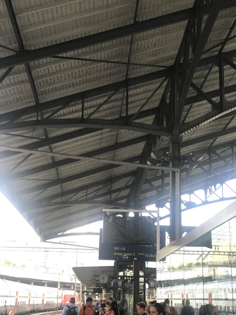 JeromeCsaba's tweet photo. @RailService  super vu sur les panneaux d’affichage en gare de Lausanne v https://t.co/XEZnz6q11F