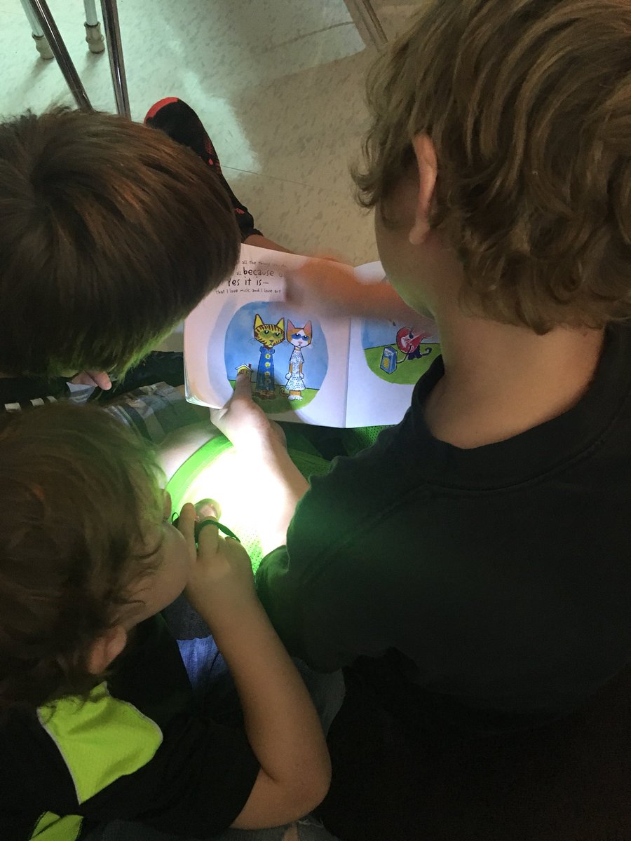 VanierMusicMe's tweet photo. K/1 learning brings student engagement in this edition of “Flashlight Friday’s” with our G5 Reading Buddies 🔦 📖 @StAnneBlenheim @SCCDSB https://t.co/GOKVBpdCtr