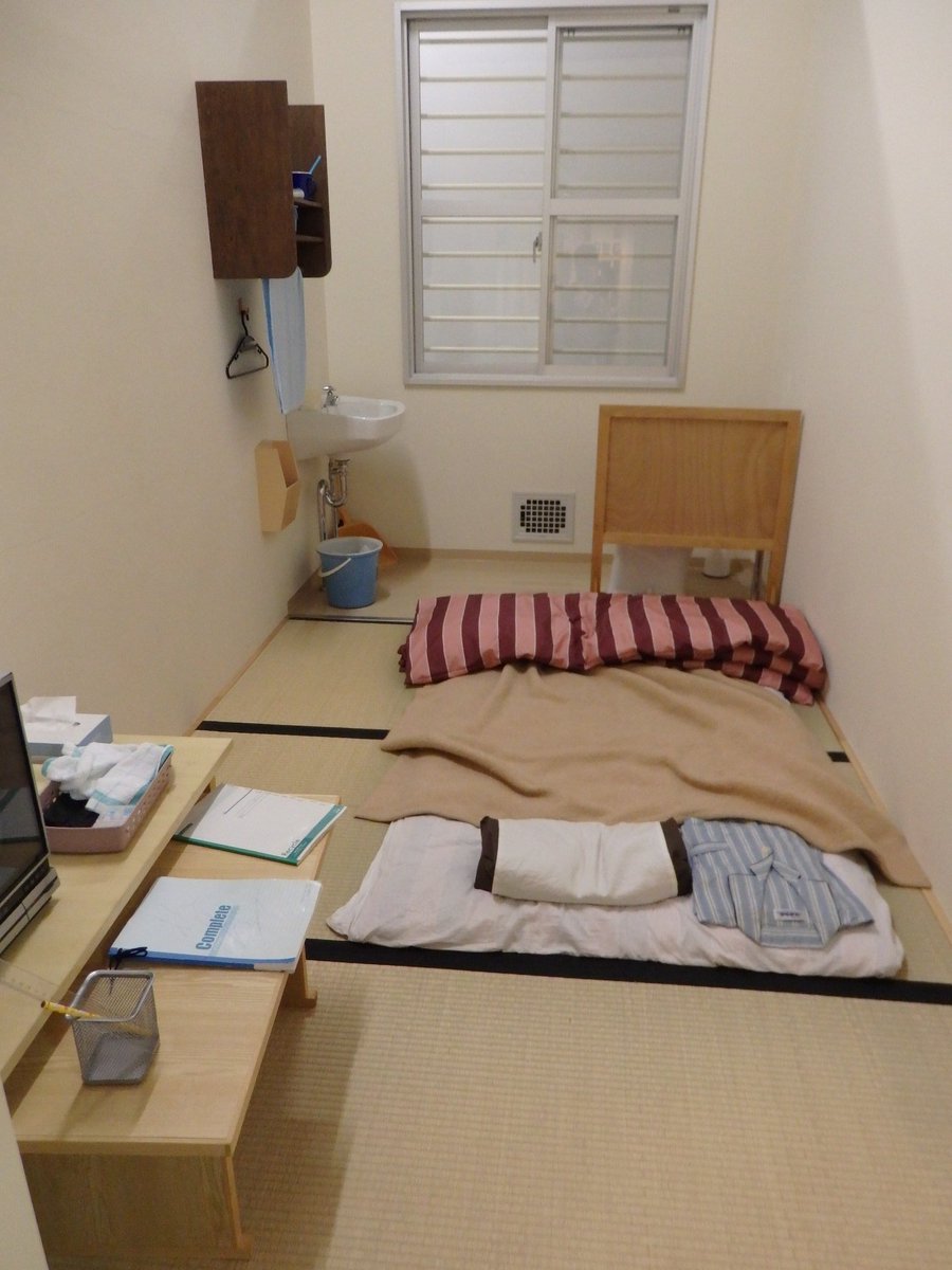 弊社が決めた宿の部屋と網走刑務所の独房を比べてみた 早くシャバに出ないと Togetter