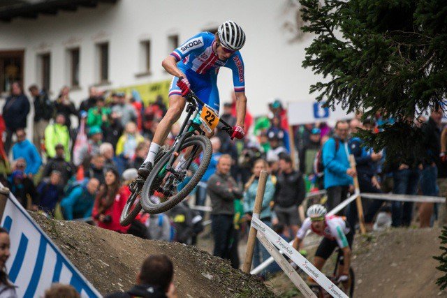 GAPPsystem's tweet photo. Gratulujeme Jitce Škarnitzlové z MTB týmu #GAPPSystem #Cabtech ke skvělému výkonu v týmové štafetě na MS v Lenzerheide. Ačkoliv se naše štafeta umístila celkově až na 13. příčce, Jitka jela opravdu skvěle a časem zaostala jen 4 vteřiny za švýcarskou superstar Jolandou Neff. https://t.co/w4lST3Jcx1