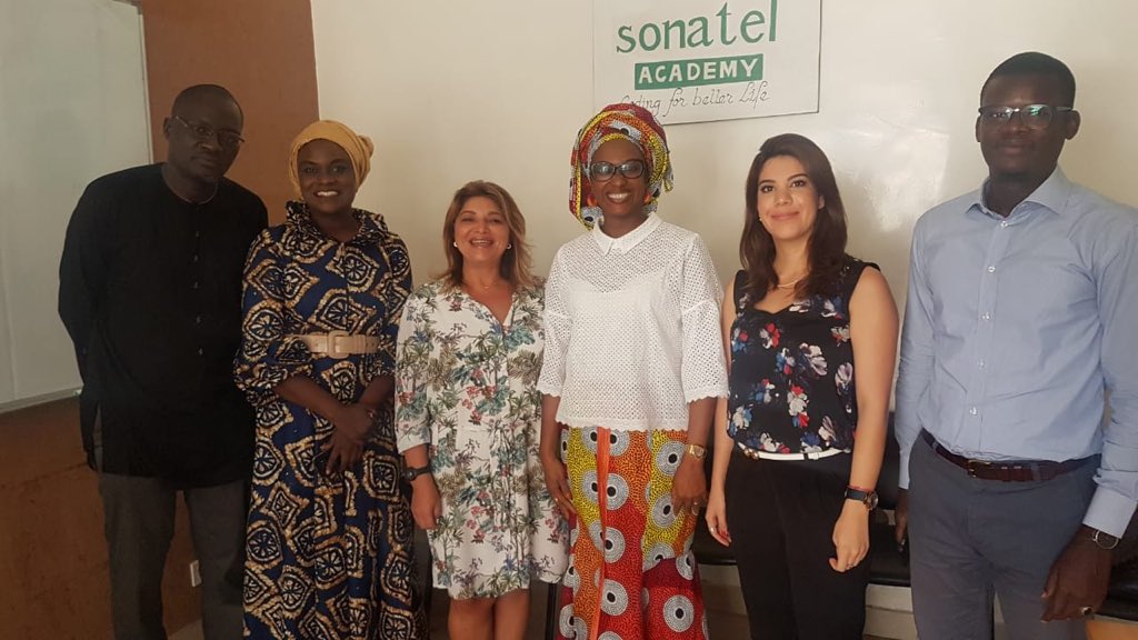 AsmaEnnaifer's tweet photo. 3jrs avc la team @mbenguekarim1 ,1 bol d’énergie👏🏼 Bravo @orange_sn et aux Sonateliens pr votre engagement envers la jeunesse du 🇸🇳,un plan de  développement motivant @sonatelacademy #NitMooyLepp #codingforbetterlife merci @sdrame @fabriceandre @mbenguekarim1 pr votre soutien https://t.co/4a17pyMBTk