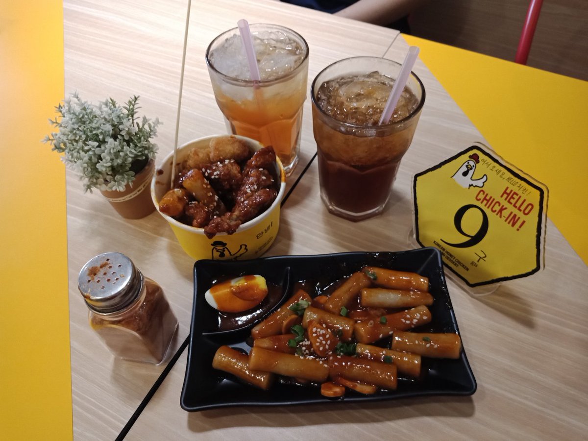 Hello Chick In! 
Location : Jl. Veteran, Pontianak. 
.
.
.
In the picture :
- Ttoebokki
- Yangyeom Large
- Lemon Tea
- Ice Tea

#Hellochickin #Food #Kuliner