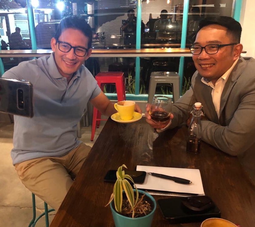 ridwankamil's tweet photo. .....sementara itu, kami mah damai-damai saja. Saling menasehati dalam kebaikan dan kesabaran, melalui seruputan kopi jawa barat yang memang joss..#anginmalam https://t.co/ydhA08JUed