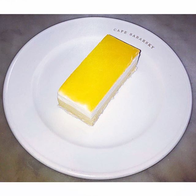 CafeSabarsky's tweet photo. #kurtguttenbrunner #classic #vienna #nyc #neuegalerie #honestcooking #kaffeehaus #museumdining
#UES #Adeleschnitte #passionfruit #gluten-free #Klimt
Our Adele-Schnitte, Passion-Fruit, Coconut Mousse https://t.co/4D0kZyIaIF