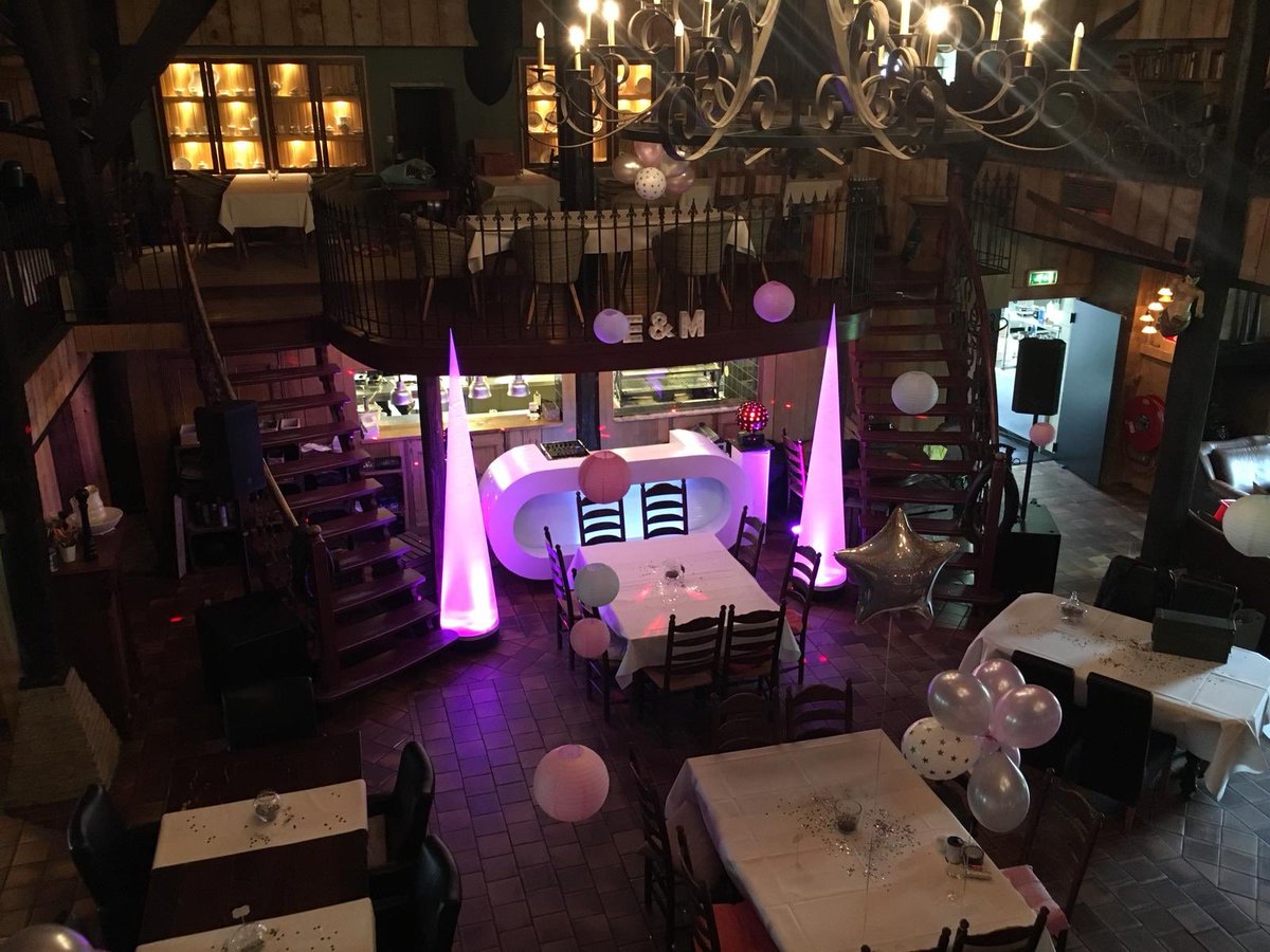 Straks weer richting het Friese land. Ditmaal het pittoreske #Sloten voor het vervolg van #demooiefeestjesparade. Dankzij ⁦<a href="/Inspiprod/">InspirationProd</a>⁩ staat de booth al weer klaar.. nu ik nog. #bruiloftsfeest ⁦<a href="/demallemok/">De Mallemok</a>⁩ here I come.