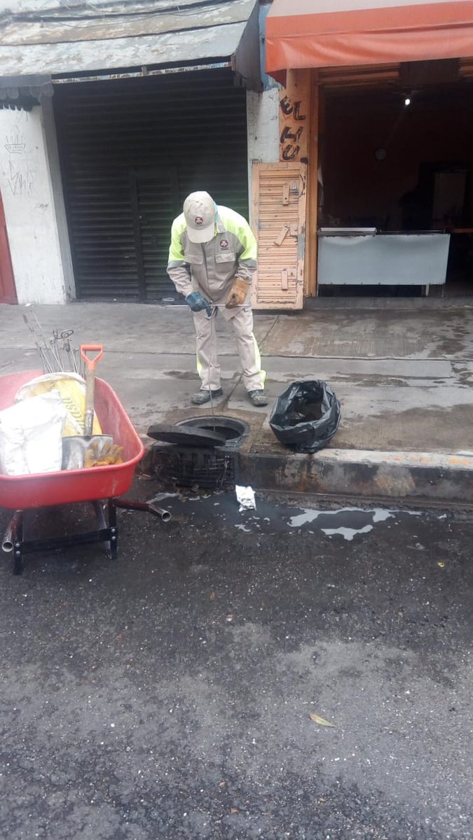 DTepitoGuerrero's tweet photo. Atendiendo #SolicitudVecinal, se realiza desazolve manual sobre calle Beethoven en el tramo de Calz. de Misterios a Calz. de Guadalupe colonia @PeralvilloDF @DelCuauhtemoc. https://t.co/zGdZjj5YQW