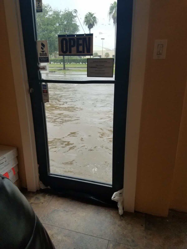 CrystalKTMD's tweet photo. Tensa situación en Galveston. Siguen las inundaciones y la lluvia. Fotos de Javier Rivera @TelemundoHou @CarlosAKTMD https://t.co/bc9EmEkt8n