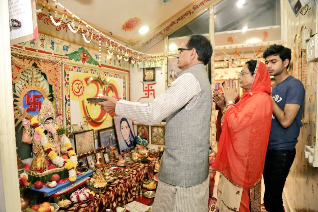 निवास पर प्रथम पूज्य भगवान श्री गणेश जी महाराज की पूजा-अर्चना कर प्रदेशवासियों के कल्याण, सुख, समृद्धि की कामना की।