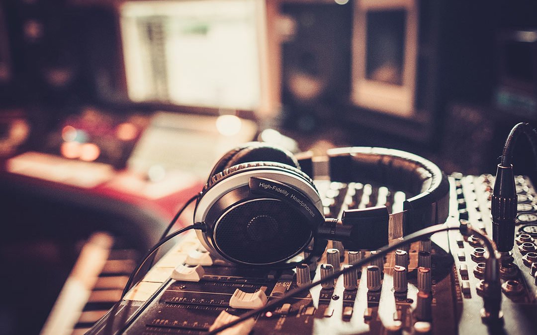 lbrunovo's tweet photo. It's the age-old question by every newcomer #VoiceTalent. When should I make a demo?! My approach is different from other VO #schools and here's why: 🎓 🗣 ❓ 👴 https://t.co/9kdLhRUNWb https://t.co/o1gyGxUYsO