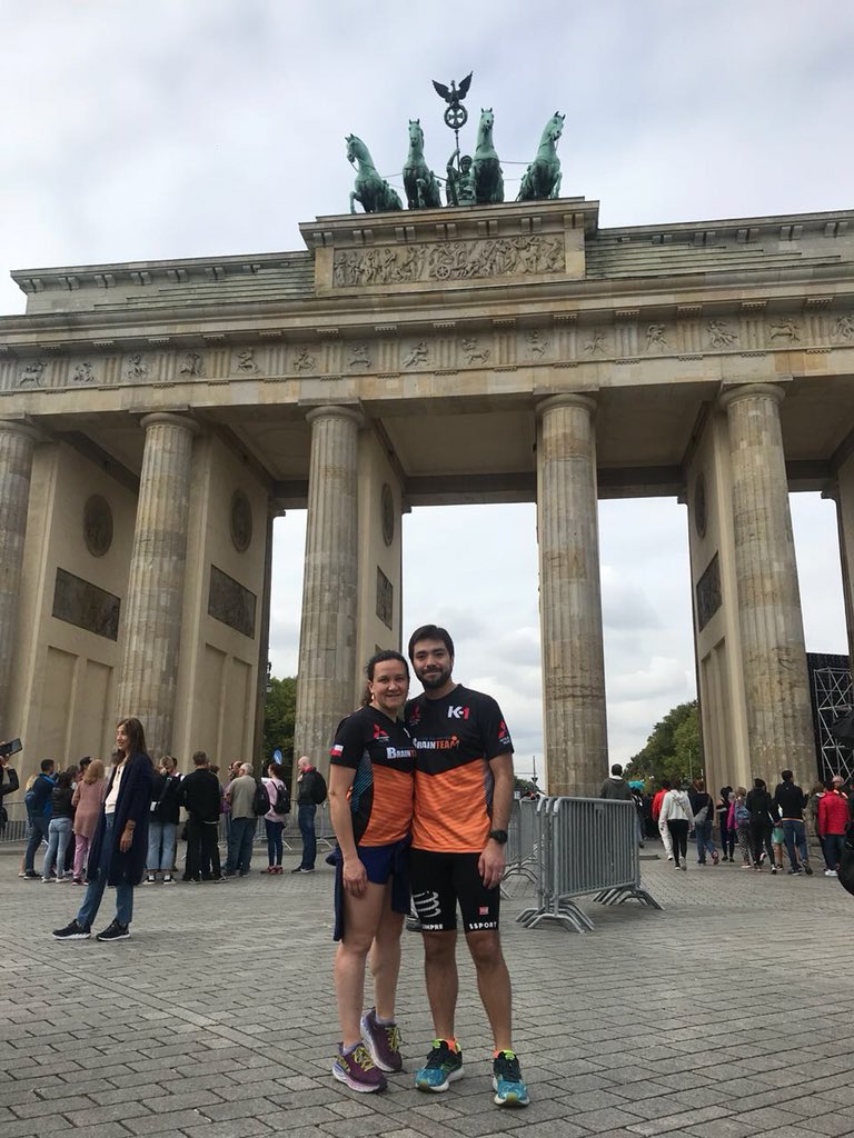 ClubBrainteam's tweet photo. Nuestros deportistas BT @maca_larrain @patoulloa21 José Galindo y Daniel Durán ya están en #berlin🇩🇪 listos para @berlinmarathon de este domingo 16 de septiembre. Mucho éxito #soybt #BT15años
#dejamoshuella
@mitsubishicl
@gatoradechile
@k1chile
@trichile.cl https://t.co/e8VkftdzH0