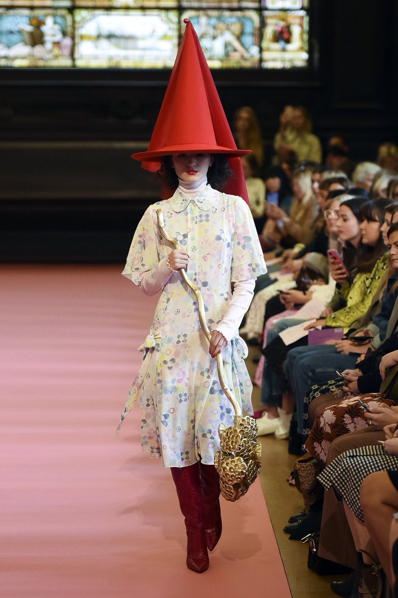 rebecamaccise's tweet photo. Brujas, doncellas y hasta un caballero con armadura. Nos podemos imaginar en qué termina la historia. 

Así la propuesta de #RyanLo para Primavera 2019 durante la semana de la moda en Londres🇬🇧. 

#LFW #LondonFashionWeek #ss19 https://t.co/uUk3qjl0PX