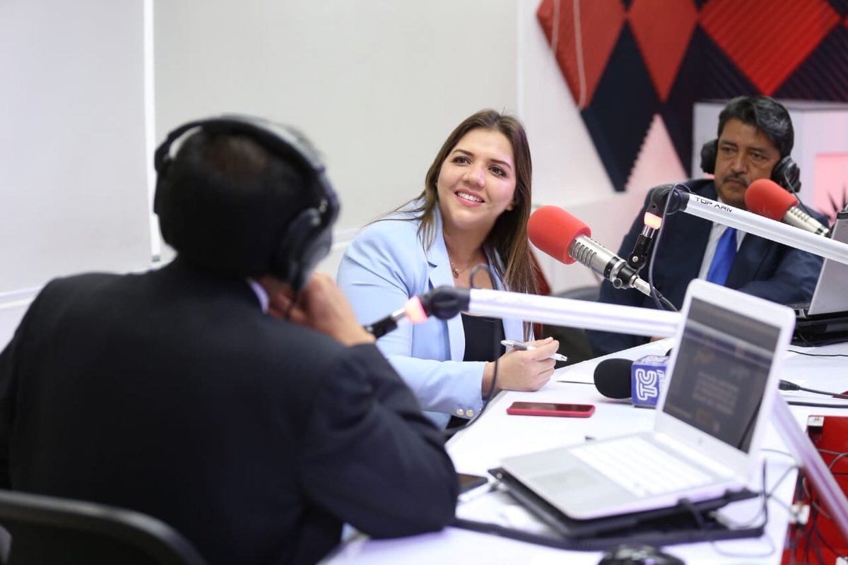 marialevicuna's tweet photo. Gracias a @RADIOAMERICAEC en Quito que fue matriz del enlace radial de este viernes, en el que pudimos compartir con la ciudadanía las actividades que venimos desarrollando desde el Gobierno de Todos
#LaViceEnMedios https://t.co/Zw57J0dBtE
