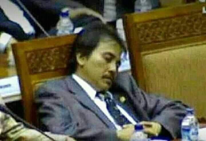 Badgangeastjava's tweet image. Gusti Allah mboten sare, tp anda @RoySuryo_asli yg sare, wkwkw
