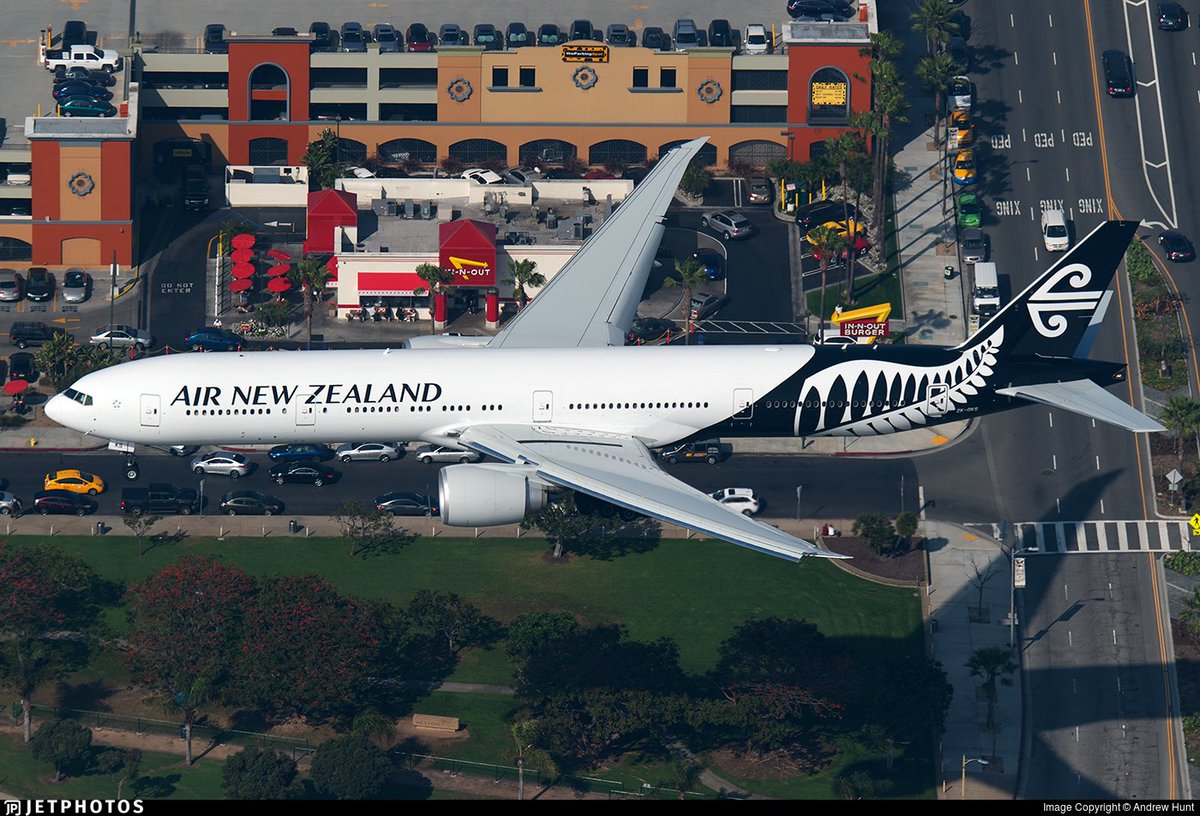 flightradar24's tweet image. AvTalk Ep. 40 — We discuss #HurricaneFlorence and #TyphoonMangkhut’s effect on aviation, a student pilot gets an unexpected lesson when the wheel of her plane falls off, and @crankyflier joins us to talk about #Dorkfest next weekend at LAX. flightradar24.com/blog/avtalk-ep…