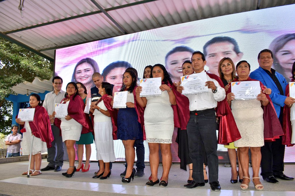 EducacionZ5_Ec's tweet photo. AHORA | Entregan certificados de Promoción de la Fase 1 de la Campaña #TodosABC. @fanderfalconi, subsecretaria @aleydamatamoros, gerente del Proyecto EBJA @flaferyeron, coordinador @EducacionZ5_Ec, @GastonGagliardo y @davidsabando16 de @gobersantaelena. https://t.co/UFSV4G707k