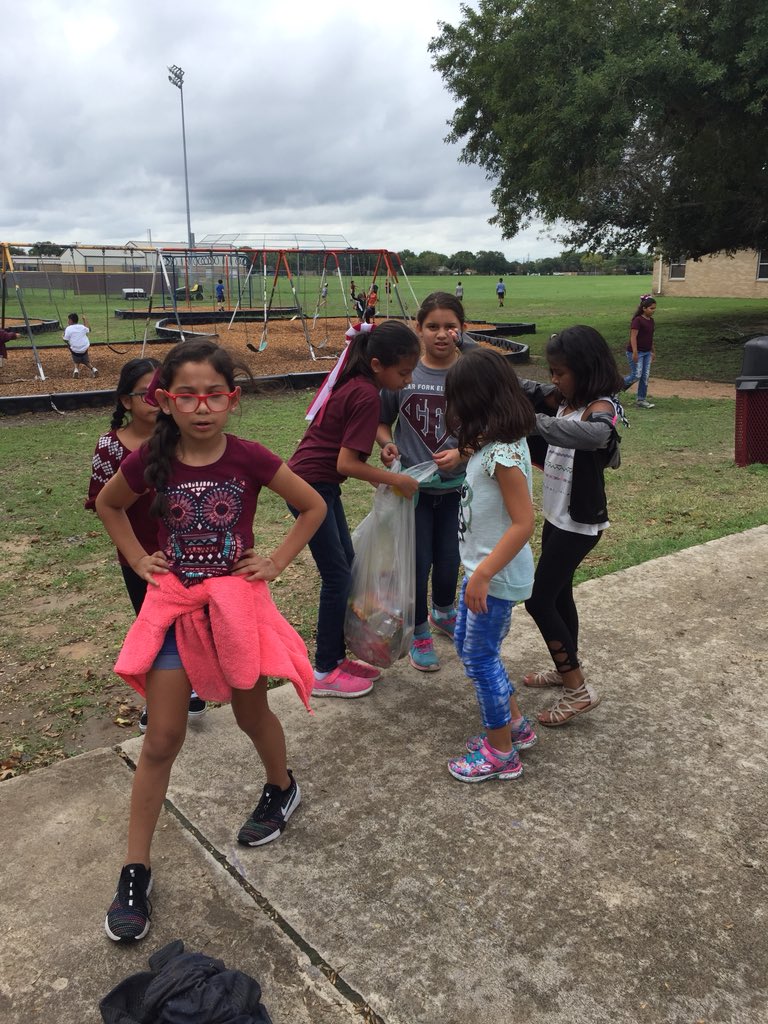ChandlerAWhite's tweet photo. 4th Grade keeping CFE clean. #7Mindsets #MindsetMasters #LockhartLeading #CFESProud https://t.co/p6PI77A1EP