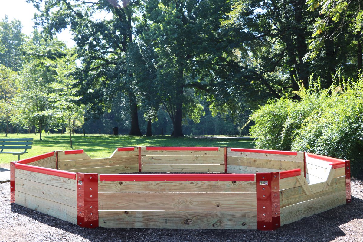 IUHealthECR's tweet image. Mona has a fast-working crew at Westside Park painting playground equipment, posts and shelters, and building a gaga pit. @CityofMuncie #DaysofService