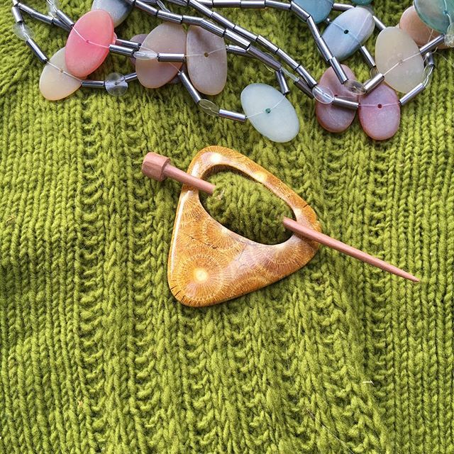 probablyjane's tweet photo. Enjoying the autumnal styling possibilities of another cardigan - this time fresh off the needles is the #windrowcardigan by @katesalomon in #joãoyarn by @rosapomar #memadewardrobe #handknitcardigan #cardiganknitting #cardiganknitter https://t.co/bkqwVM3lsQ https://t.co/s8AGHxkFMD